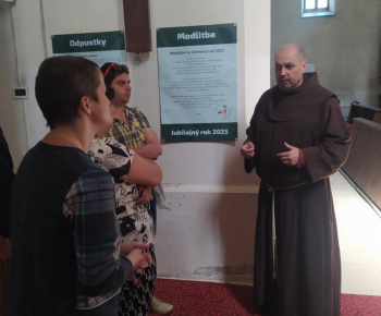 Aktuality / Návšteva kostola a milé posedenie na fare - foto