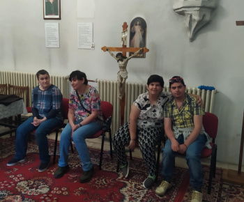 Aktuality / Návšteva kostola a milé posedenie na fare - foto