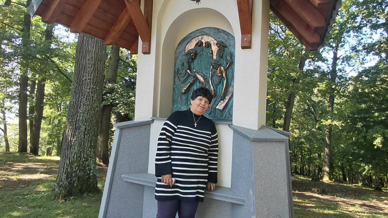 My z Domovov putujeme domov k Panne Márii Dňa 12. 09. 2025 sme sa vydali na duchovnú púť do Levoče - na známu Baziliku Navštívenia Panny Márie na Levočskej hore. Svätá omša bola zameraná pre chorých, zdravotne znevýhodnených zo zariadení soc. služieb a ich zamestnancov. Organizátorom bol Centrum s