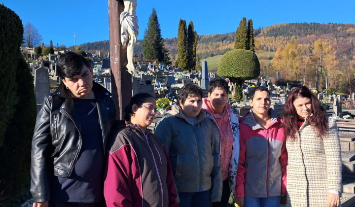 Fotka - Návšteva cintorína