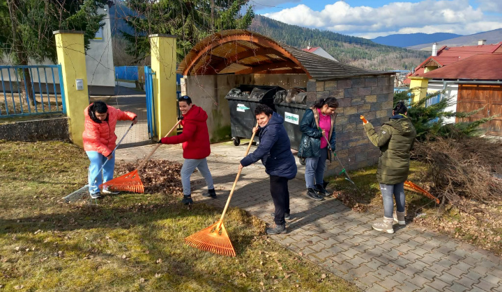 Fotka - Jarné hrabanie v našom zariadení